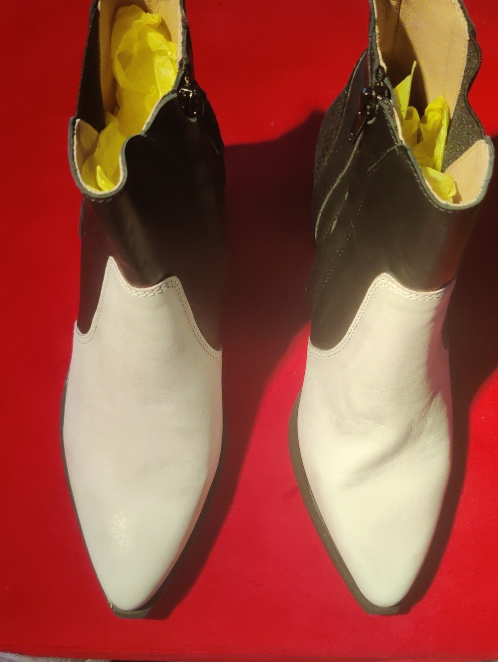 CASTA Womens 37/6.5 Black And White Pointed Toe Zip Up Booties